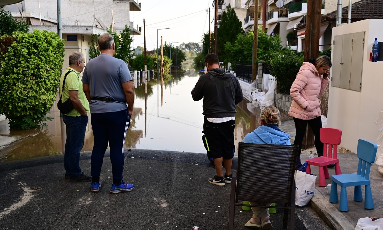 Λάρισα: Χωρίς ιερό και όσιο οι επιτήδειοι - Παριστάνουν επιτροπή υπουργείου και ζητούν ΙΒΑΝ από τους πληγέντες