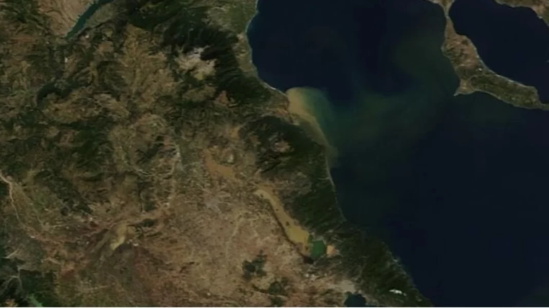 Η λάσπη από τη Θεσσαλία έφτασε μέχρι τις ακτές της Χαλκιδικής – Δείτε φωτογραφία