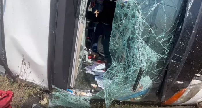 leoffo Έτσι έγινε το δυστύχημα με λεωφορείο και δύο αυτοκίνητα – Κοιμήθηκε ο οδηγός του ενός αυτοκινήτου