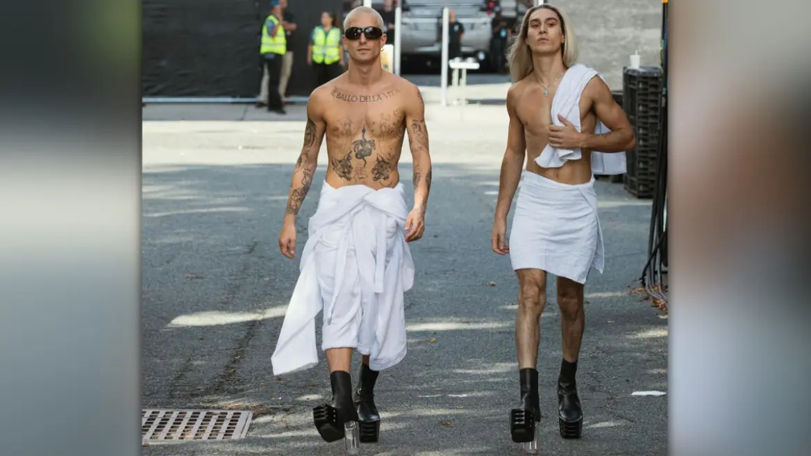 Maneskin: Με πετσέτες μπάνιου και τακούνια στους δρόμους της Νέας Υόρκης