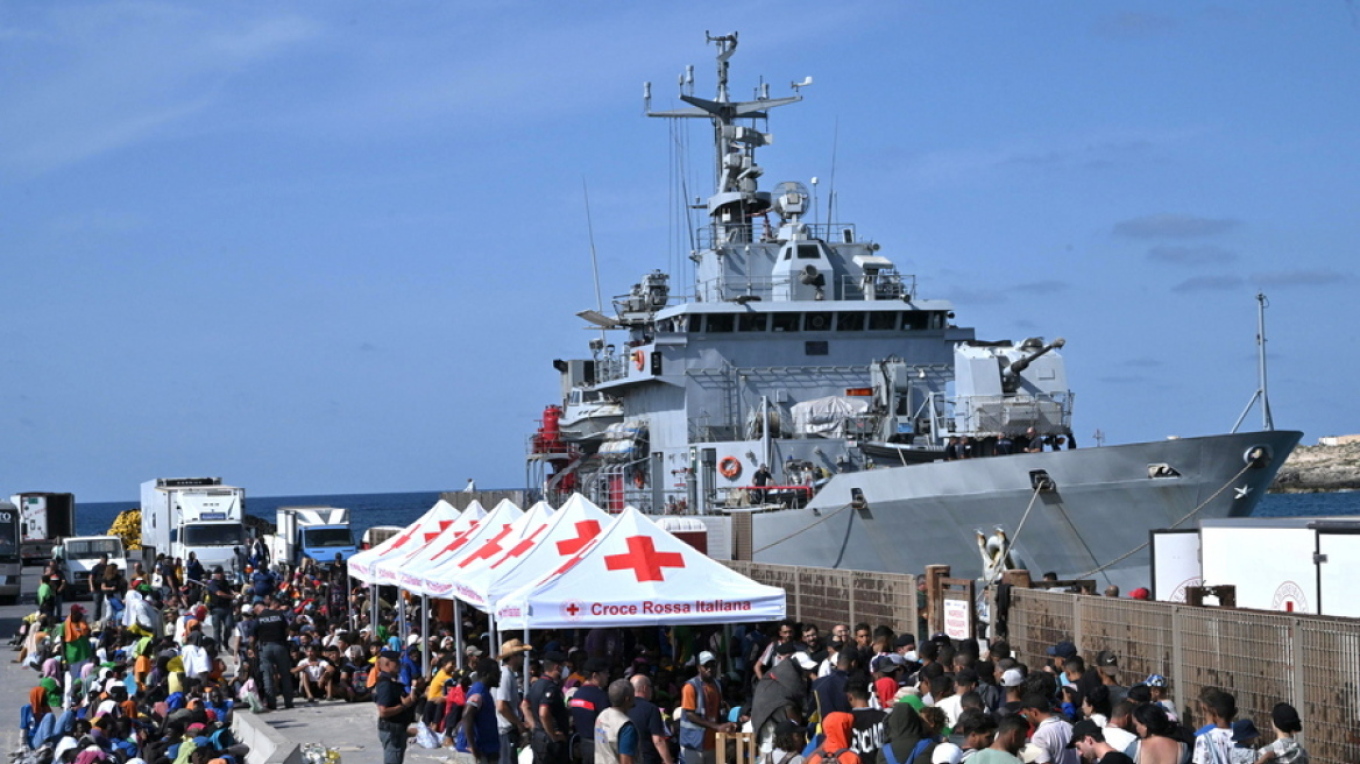 Πάνω από 8.500 μετανάστες έφτασαν στη Λαμπεντούζα - Αιχμές Μακρόν για τη στάση της Γερμανίας