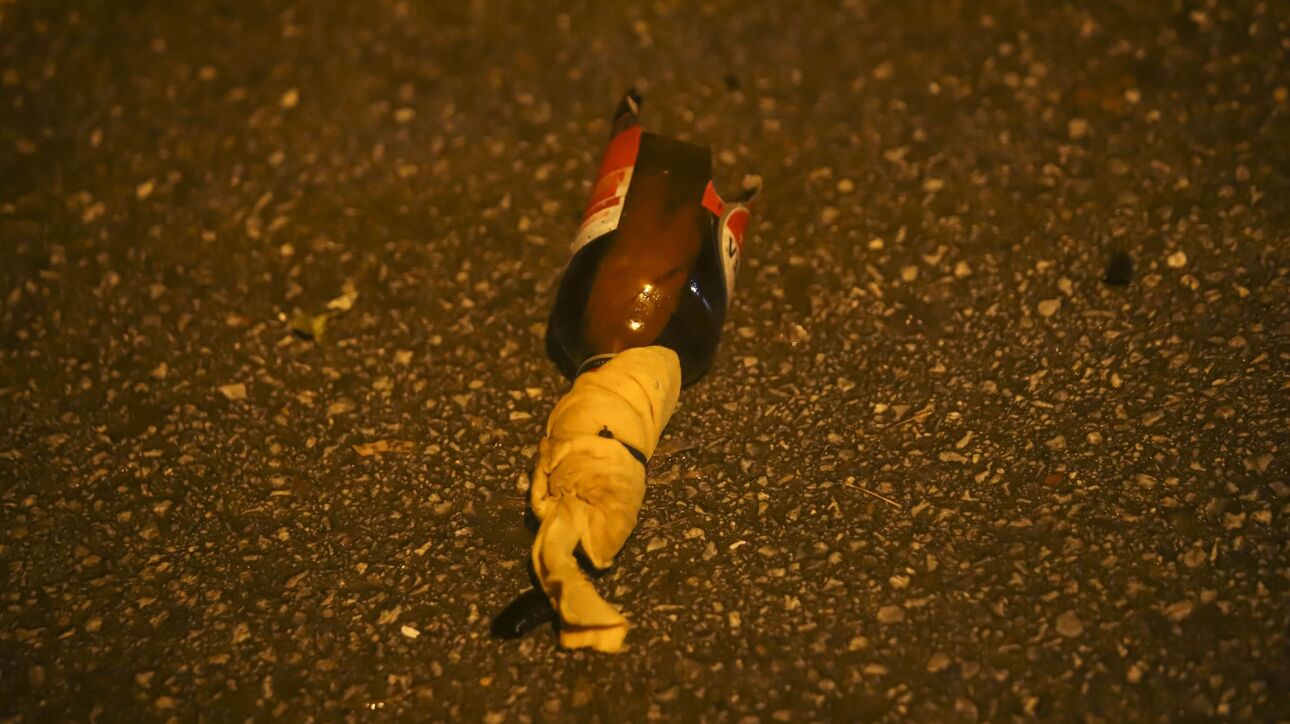 Μολότοφ και εκρηκτικούς μηχανισμούς άφησαν πίσω τους κουκουλοφόροι που επιτέθηκαν σε λεωφορείο