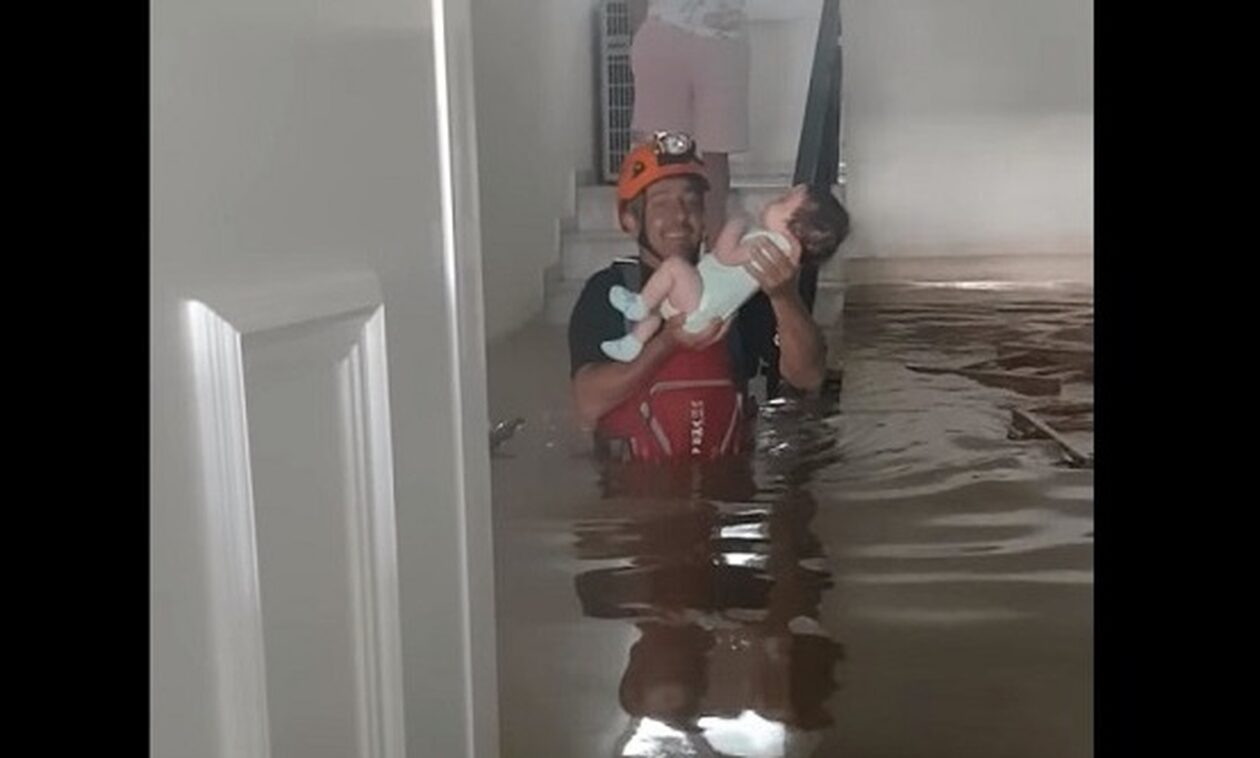 Συγκινητικό βίντεο: Διασώστης απεγκλωβίζει μωρό - «Ψυχούλα μου, έλα να το πάρει η μαμά του αγκαλιά»