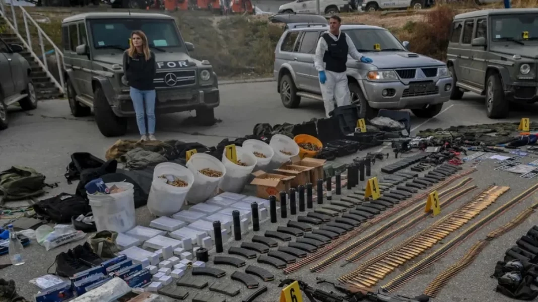 Κόσοβο: Στη δημοσιότητα τα όπλα που κατασχέθηκαν στο πεδίο των συμπλοκών