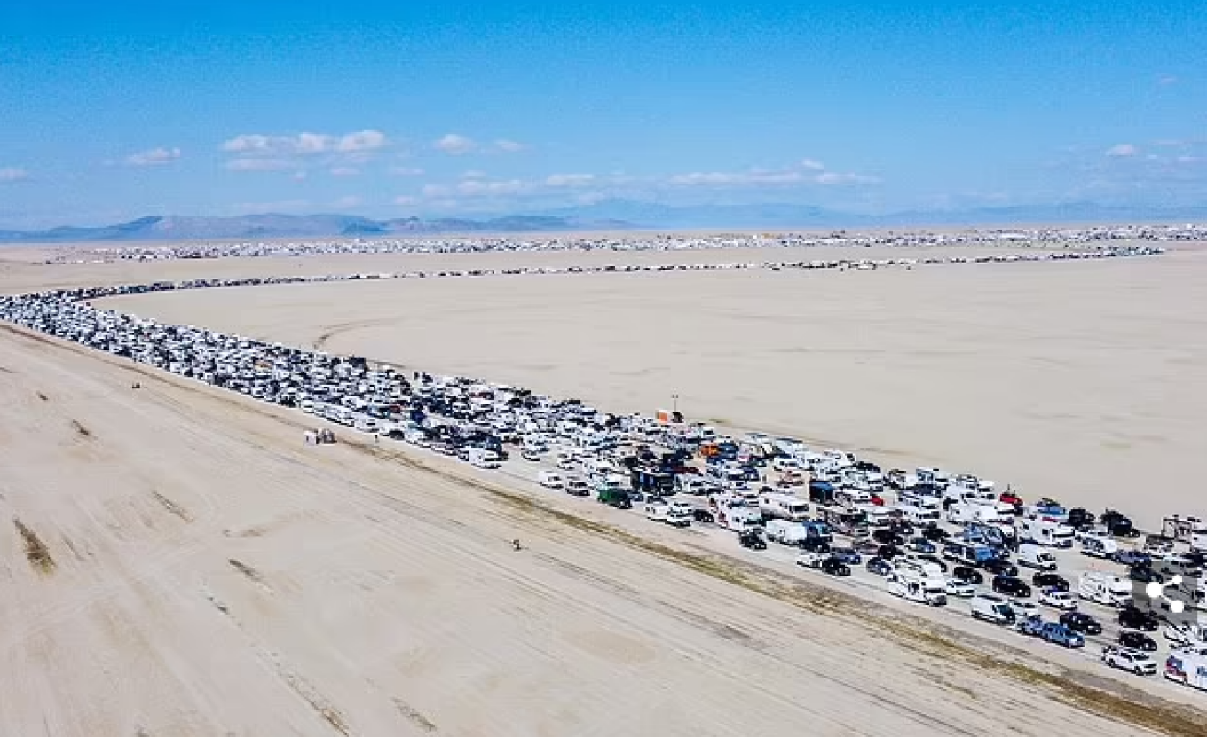 Βίντεο καταγράφει τη «μαζική έξοδο» των επισκεπτών του φεστιβάλ που «πνίγηκε» στη λάσπη