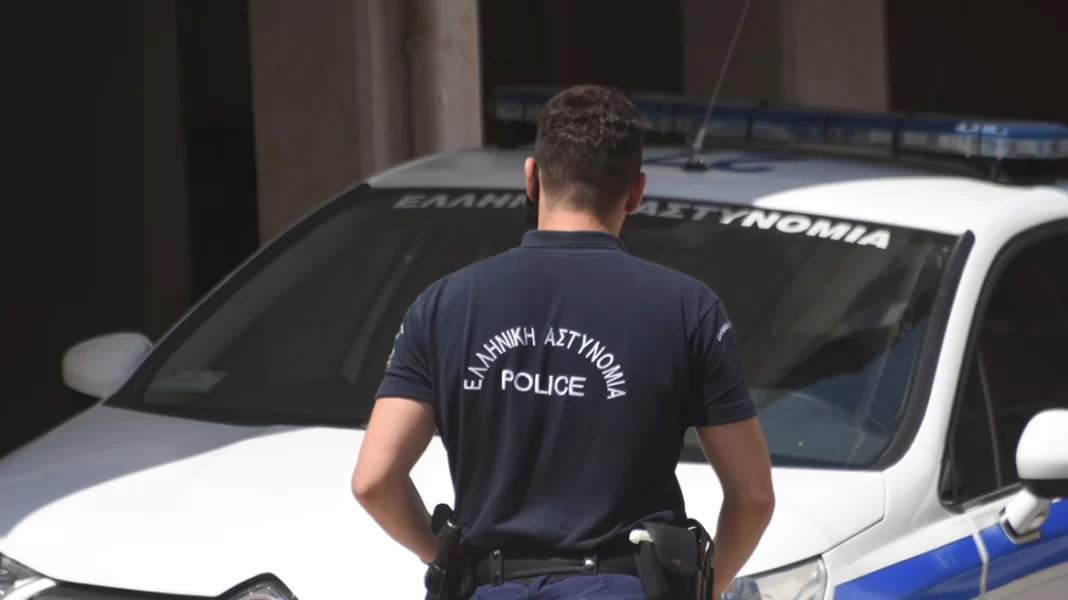 «Τον πατούσαν στο κεφάλι, θα τον είχαν σκοτώσει» λέει ο πατέρας του 26χρονου που ξυλοκοπήθηκε για μια φανέλα