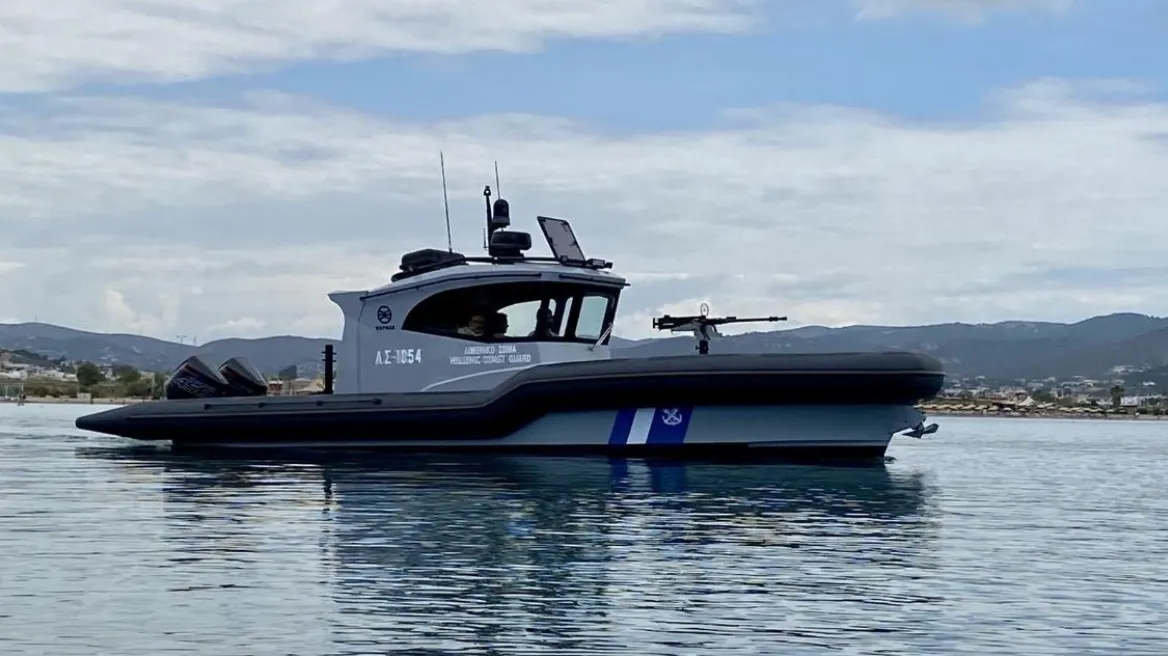 Συναγερμός στο Λιμενικό για ακινητοποιημένη λέμβο με 31 μετανάστες - Δείτε βίντεο