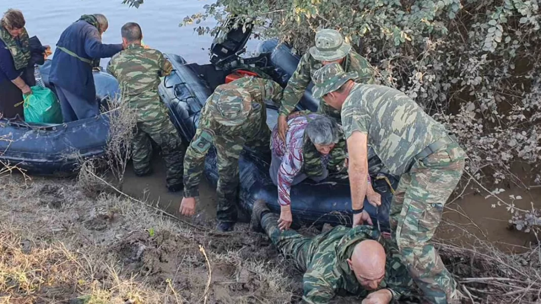 Θεσσαλία: Πεζοναύτης ξάπλωσε στις λάσπες για να περάσουν πάνω του ηλικιωμένοι πλημμυροπαθείς