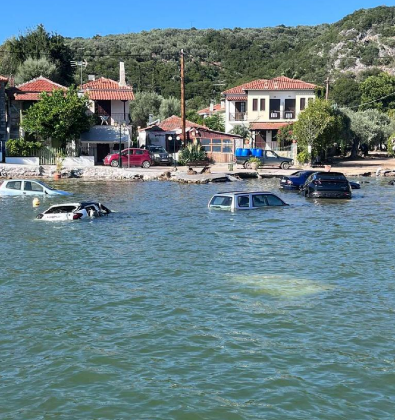 Κακοκαιρία «Daniel»: Βυθισμένα αυτοκίνητα στο Πήλιο μετά τις πλημμύρες - Δύτες ψάχνουν για αγνοούμενους