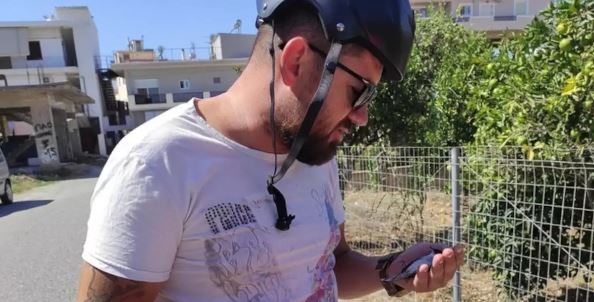 Κρήτη: Μικρό χελιδόνι έπεσε πάνω σε διανομέα – Η συγκινητική του προσπάθεια να το περιθάλψει