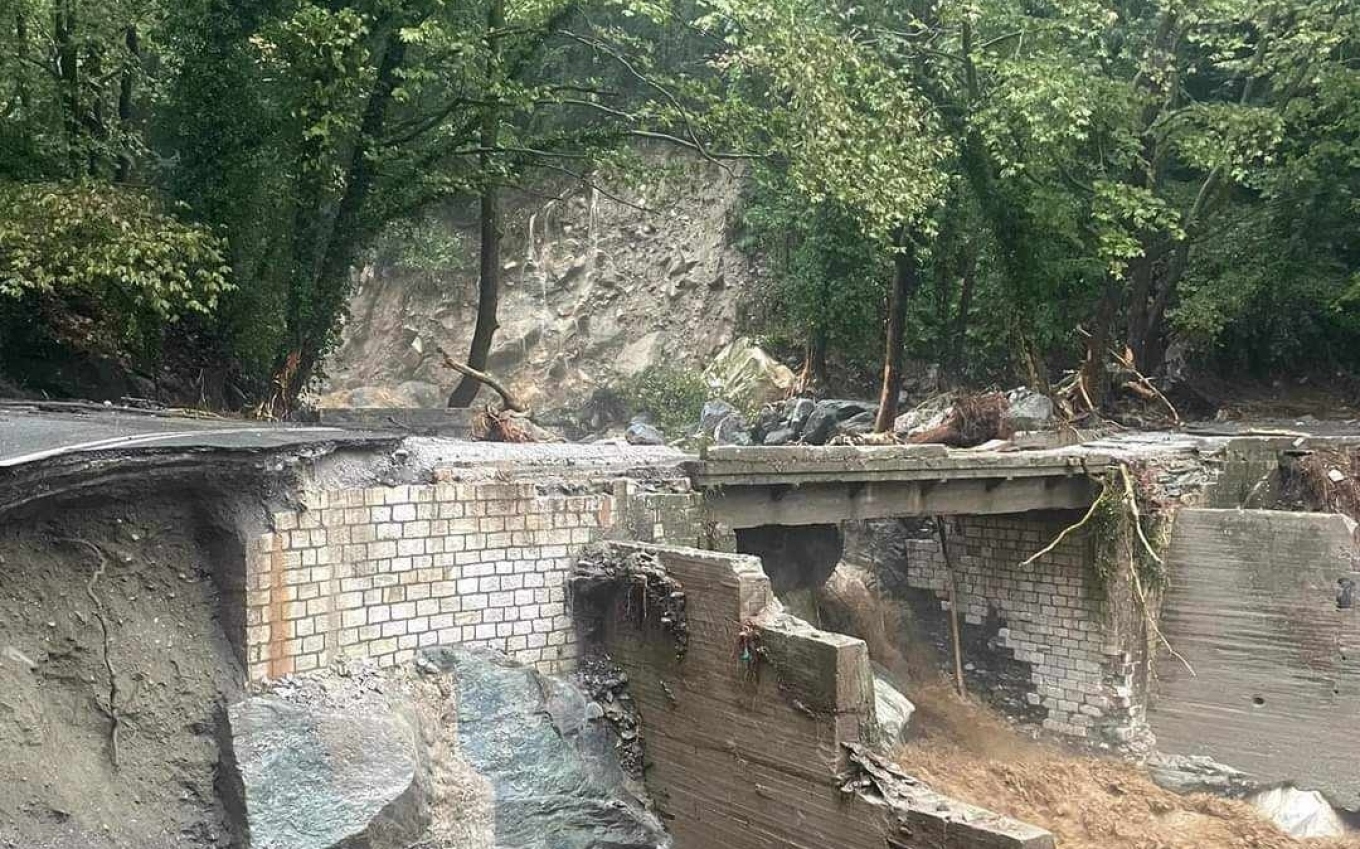 Κακοκαιρία Daniel: Παππούς με τα 3 μικρά εγγόνια του έχουν αποκλειστεί στο Πουρί, χωρίς νερό, ρεύμα και φάρμακα