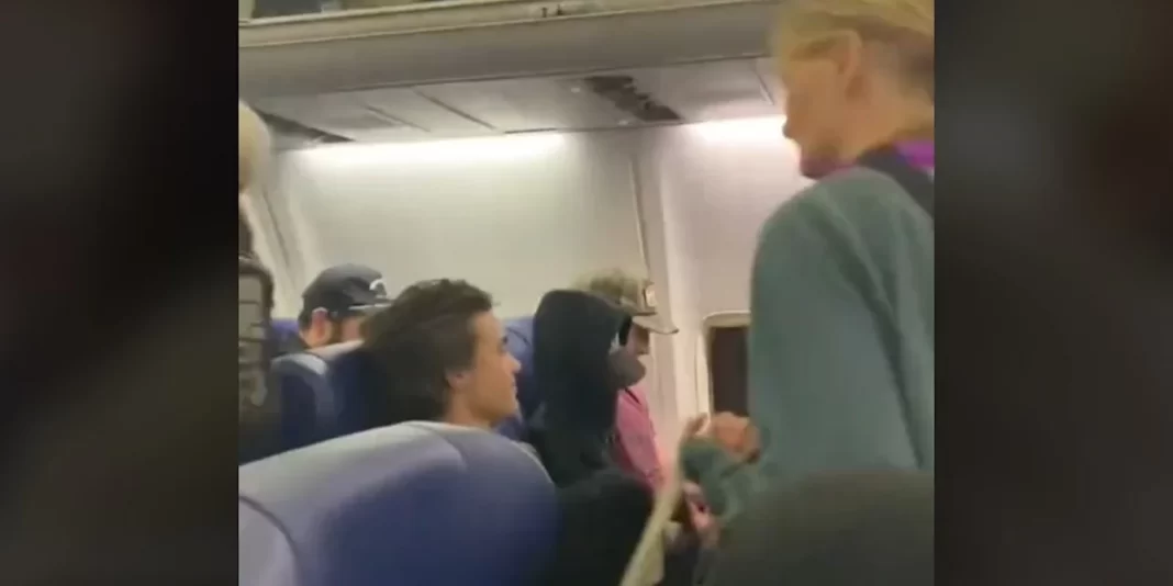 Viral κόλπο ταξιδιώτη σε πτήση για να μένει η διπλανή του θέση κενή-Έτσι αποφεύγει να κάθεται κανείς δίπλα του