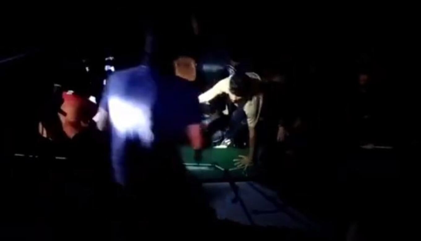 Το λιμενικό έσωσε 25 παράνομους μετανάστες από ακινητοποιημένη βάρκα στη θάλασσα