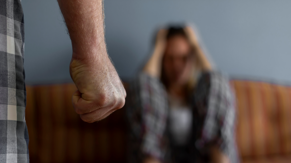 Χτύπησε τον πεθερό του όταν εκείνος προσπάθησε να υπερασπιστεί την εγγονή του