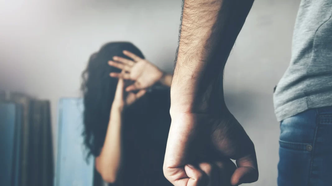 Ξυλοκόπησε την 25χρονη σύντροφό του, επειδή βγήκε για ποτό με τις φίλες της και... ζήλεψε