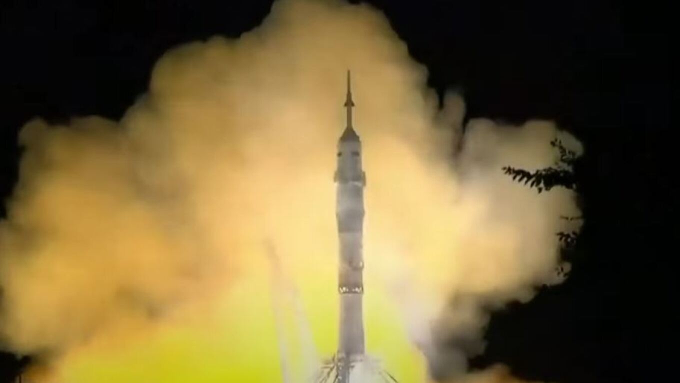 Εκτοξεύτηκε ο πύραυλος Σογιούζ που μεταφέρει δύο Ρώσους και μια Αμερικανίδα στον Διεθνή Διαστημικό Σταθμό