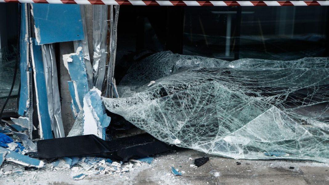 Αυτοκίνητο συγκρούστηκε με αλλά δύο και κατέληξε σε τζαμαρία ιχθυοπωλείου