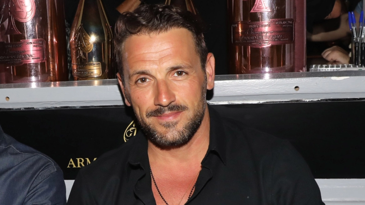 Νίκος Βέρτης: Εξηγεί πώς προέκυψε το καλλιτεχνικό του όνομα – «Σαν μια μαγική χρυσόσκονη»