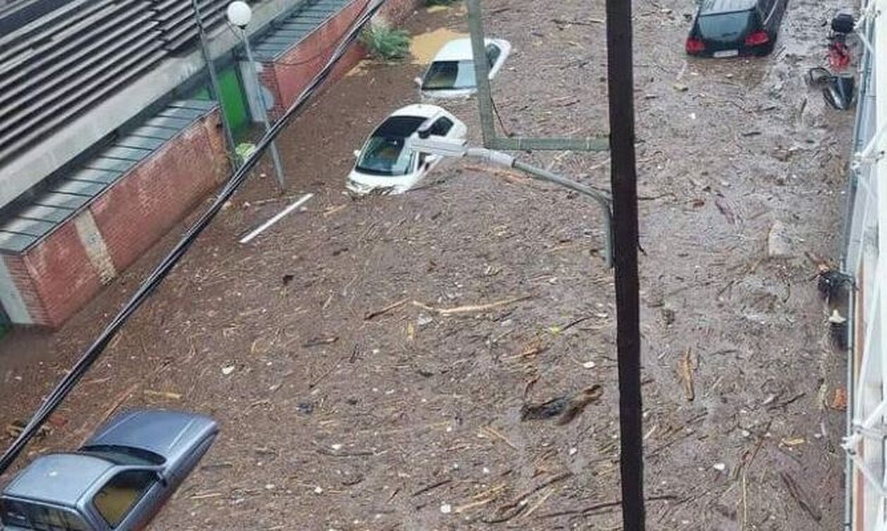 Κακοκαιρία Daniel: Εικόνες αποκάλυψης στον Βόλο - Αυτοκίνητα «βυθίστηκαν» σε δρόμους ποτάμια