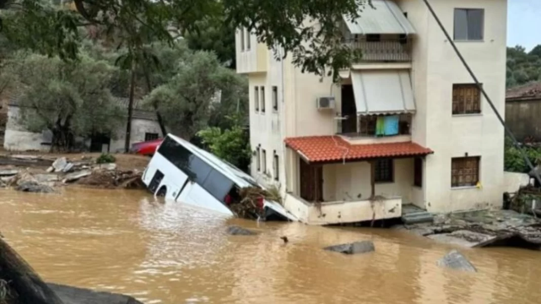 Κακοκαιρία Daniel: Συνεχίζεται η έλλειψη πόσιμου νερού στο Βόλο – Αγώνας για την αποκατάσταση του οδικού δικτύου