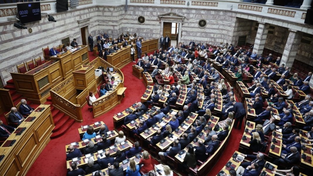 Βουλή: Υπερψηφίστηκε με 158 «ναι» το νομοσχέδιο του υπουργείου Εργασίας