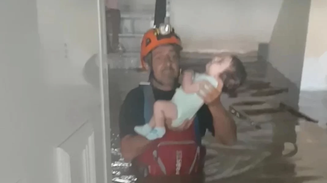 Βίντεο: Άντρας της ΕΜΑΚ βγάζει βρέφος από πλημμυρισμένο σπίτι στη Θεσσαλία