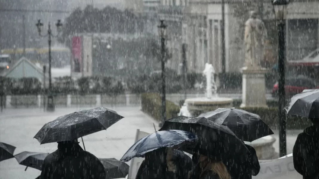 Με καταιγίδες και κεραυνούς ξημέρωσε η Αττική, ανοιχτά τα σχολεία – Έντονη βροχόπτωση σε Στερεά Ελλάδα, Πελοπόννησο