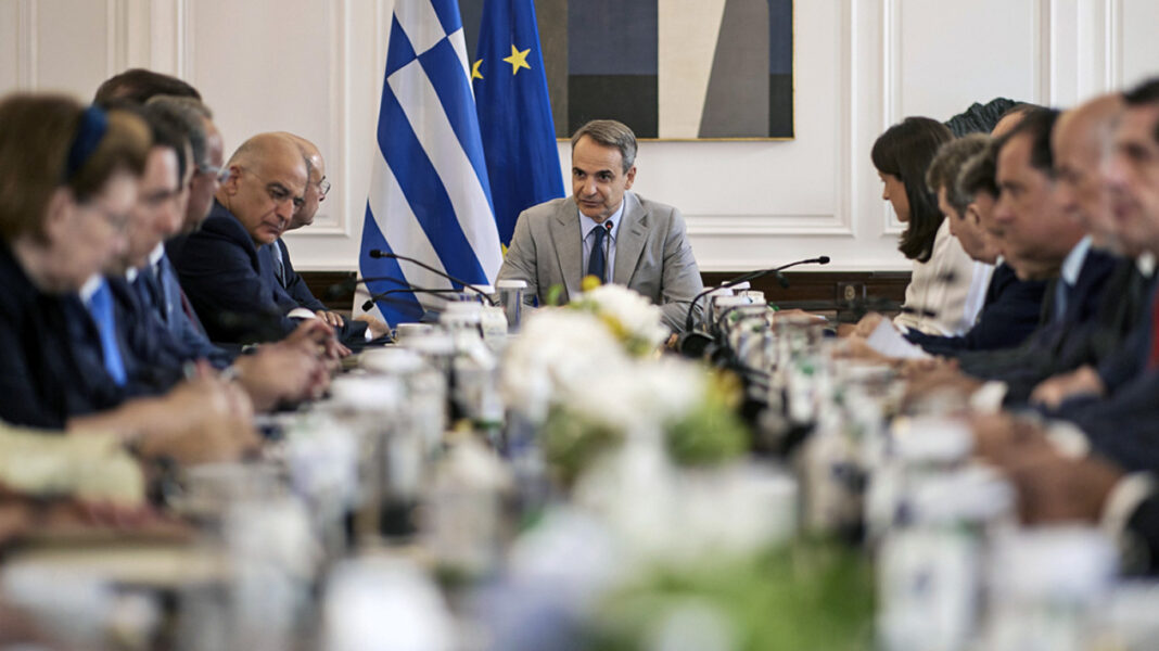 Υπουργικό: Ο Μητσοτάκης δίνει σήμα επιστροφής στην ατζέντα καθημερινότητας με «βαριά» νομοσχέδια