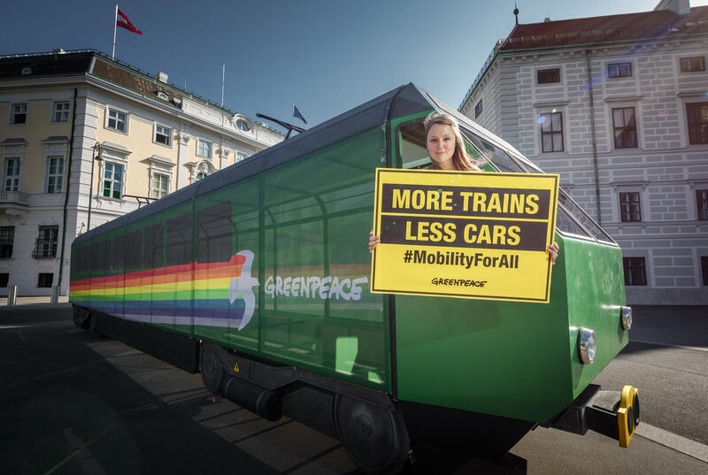 Νέα έκθεση Greenpeace: Η Ελλάδα επένδυσε πάνω από τρεις φορές περισσότερο σε δρόμους από ό,τι σε σιδηροδρόμους, από το 1995