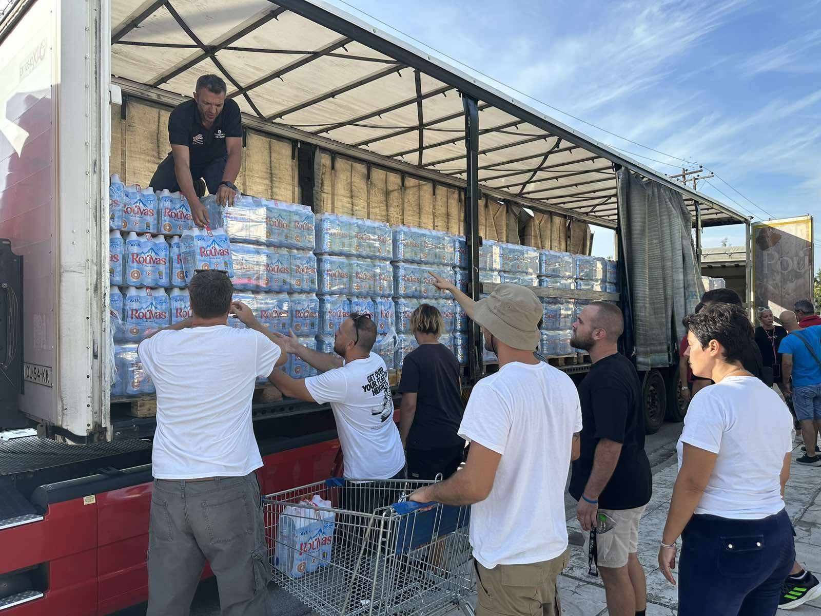 Ένα ακόμη φορτηγό με εμφιαλωμένο νερό από το Ηράκλειο για τους πλημμυροπαθείς της Θεσσαλίας