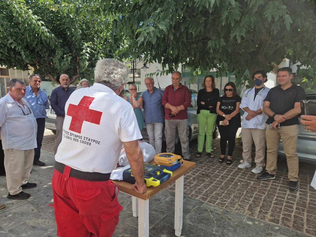 Τοποθέτηση αυτόματου εξωτερικού απινιδωτή και επίδειξη χρήσης του στο Μοχό