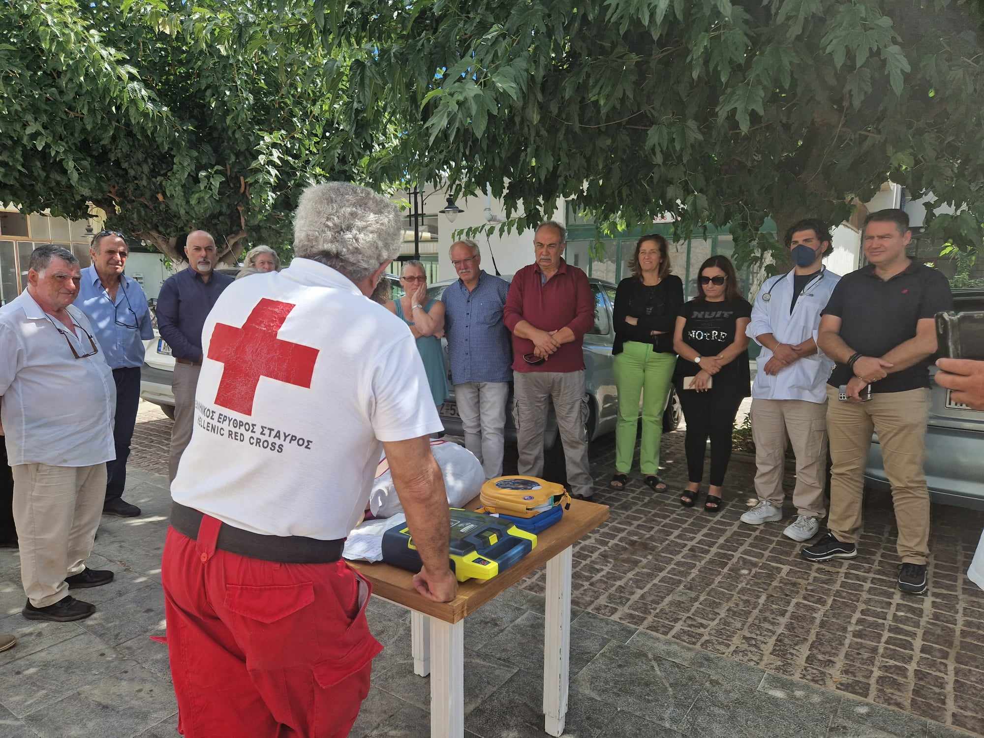 Τοποθέτηση αυτόματου εξωτερικού απινιδωτή και επίδειξη χρήσης του στο Μοχό