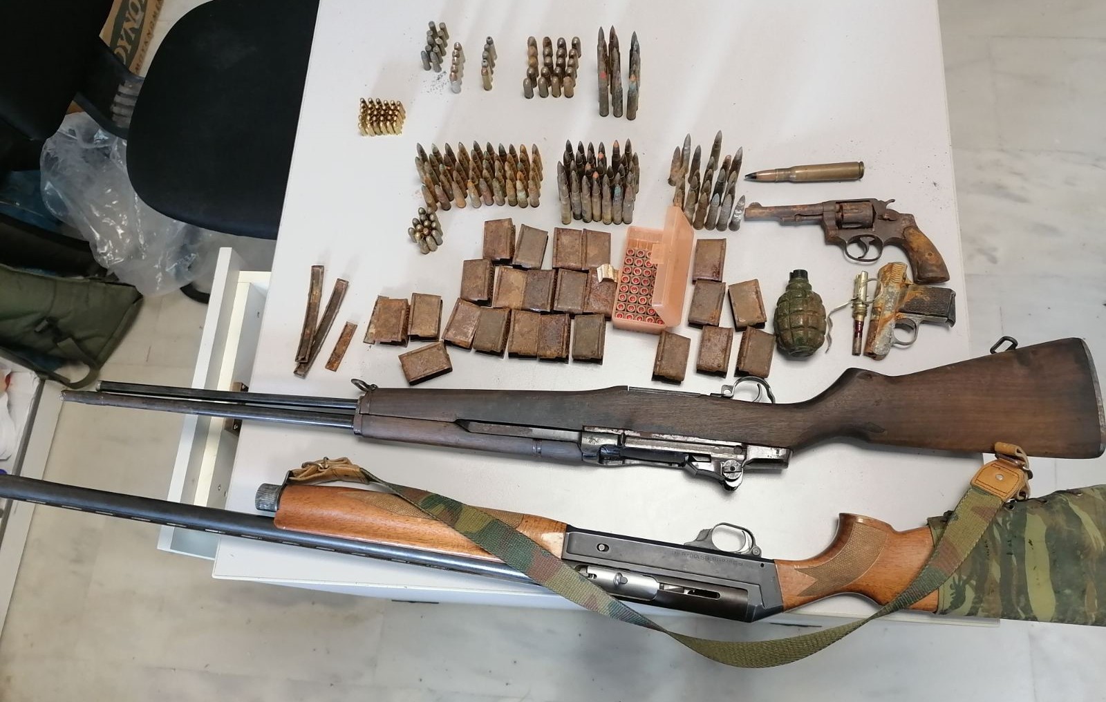 Έκρυβαν όπλα σε σπίτι στα Σφακιά – Τι ανακάλυψε η ΕΛ.ΑΣ.