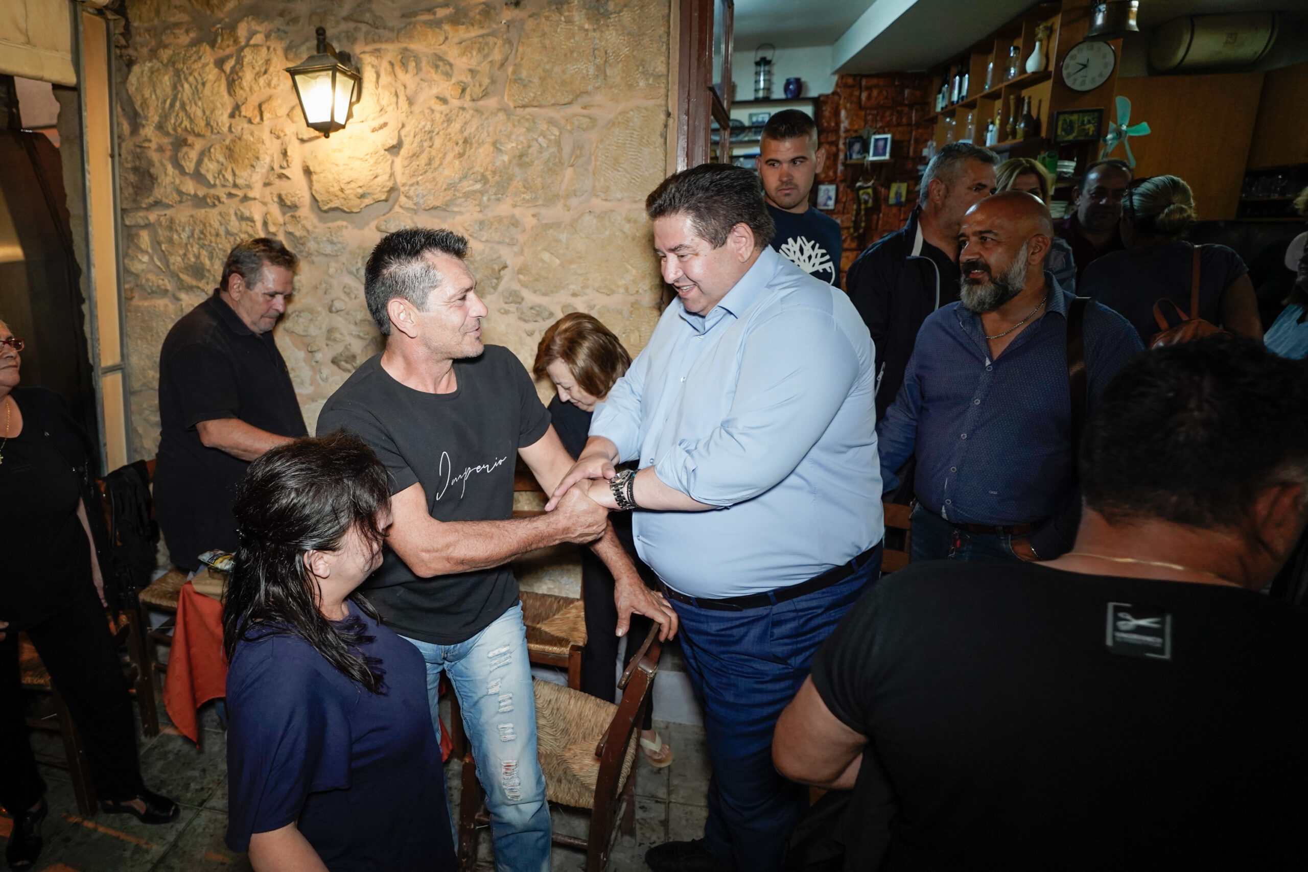 Κατάμεστες από κόσμο οι πλατείες σε Άγιο Σύλλα, Άγιο Βλάση και Σκαλάνι για τον Μιχάλη Καραμαλάκη