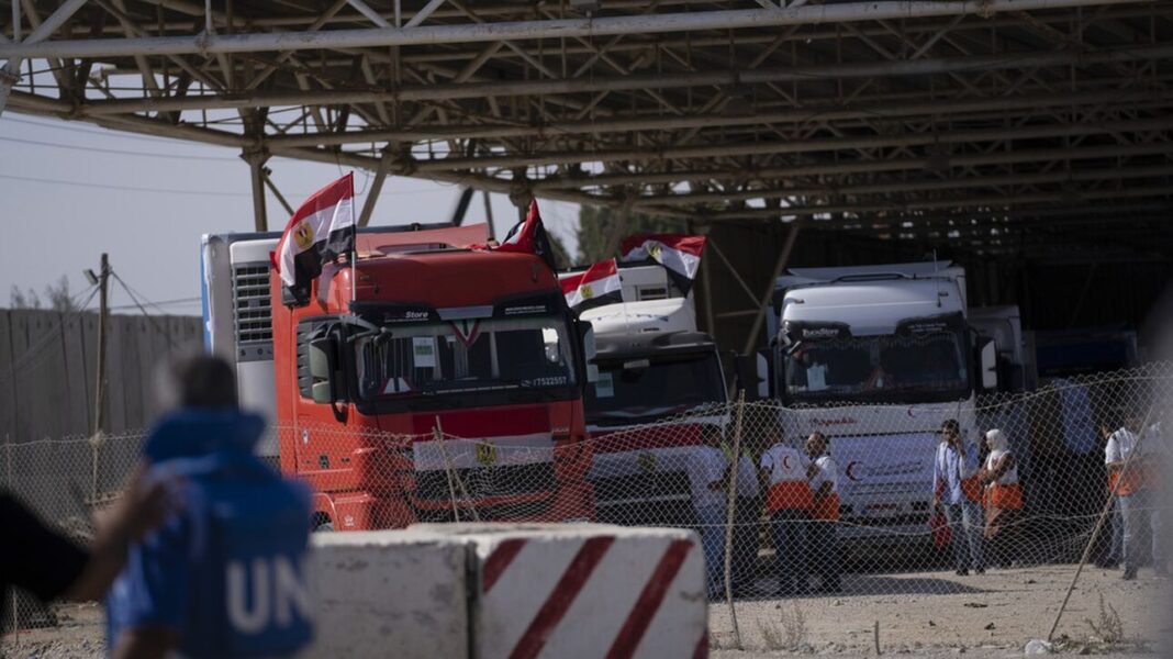 Μέση Ανατολή: Ανθρωπιστική βοήθεια με το σταγονόμετρο – Πέρασαν μόλις 20 φορτηγά από τη Ράφα