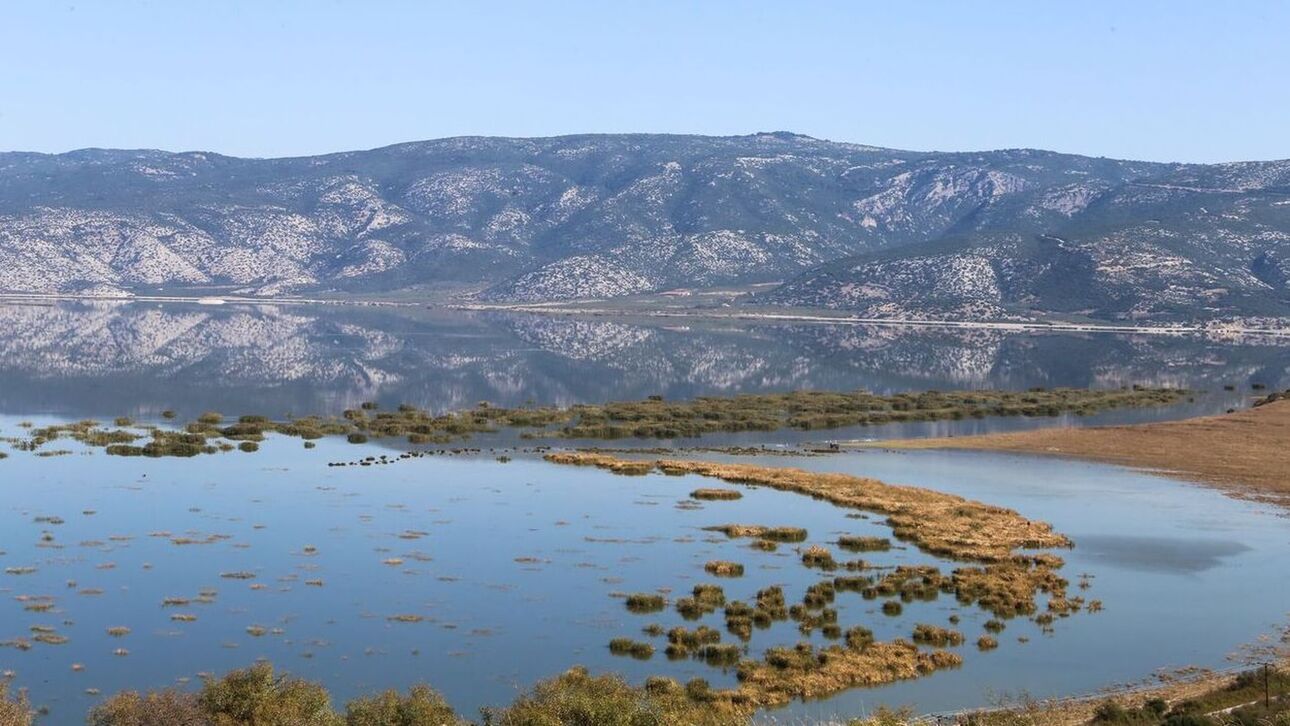 Λίμνη Κάρλα: Πόσο άλλαξε μετά τις πλημμύρες - Το «πριν» και το «μετά»