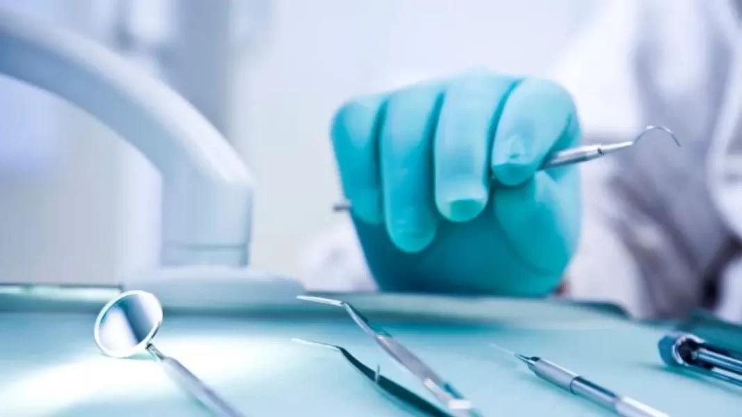 Σύλληψη οδοντίατρου για λειτουργία ιατρείου χωρίς άδεια