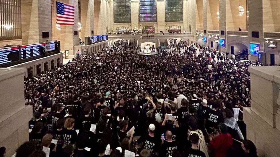 Νέα Υόρκη: Εκατοντάδες συλλήψεις Εβραίων διαδηλωτών – Zητούσαν κατάπαυση πυρός στη Γάζα