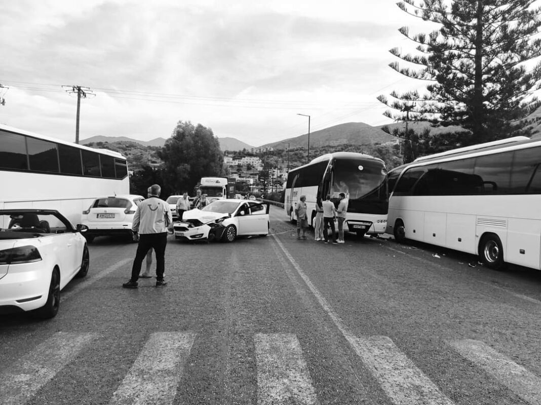 Ηράκλειο: Σφοδρή σύγκρουση αυτοκινήτου με τουριστικό λεωφορείο
