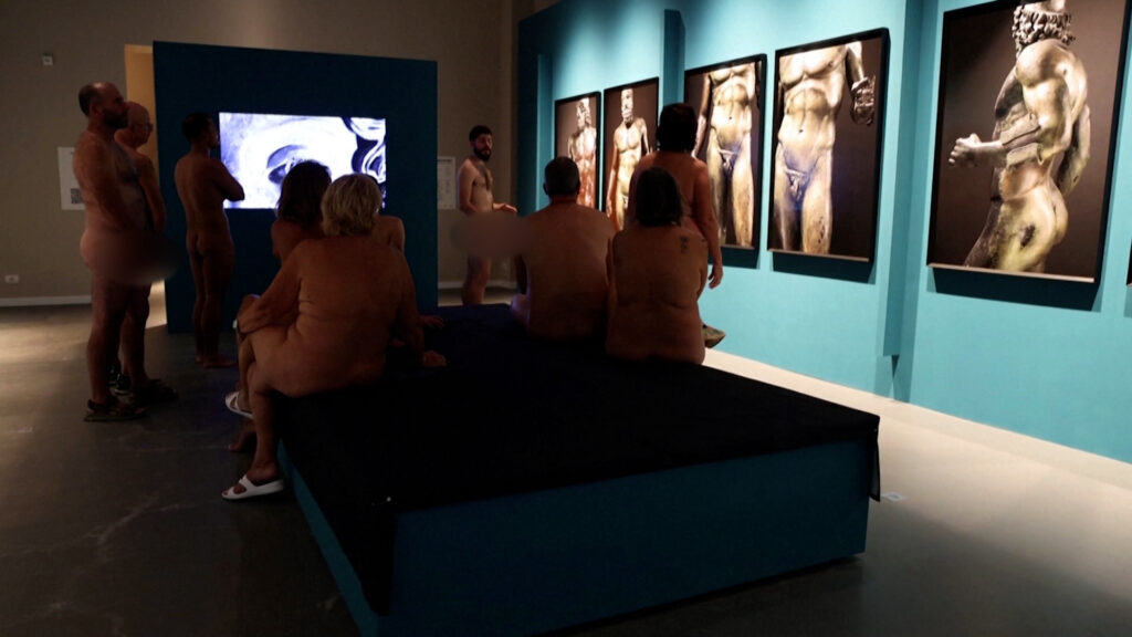 Βαρκελώνη: Επισκέπτες μουσείου πετούν τα ρούχα τους για να νιώσουν πιο κοντά στα γυμνά εκθέματα
