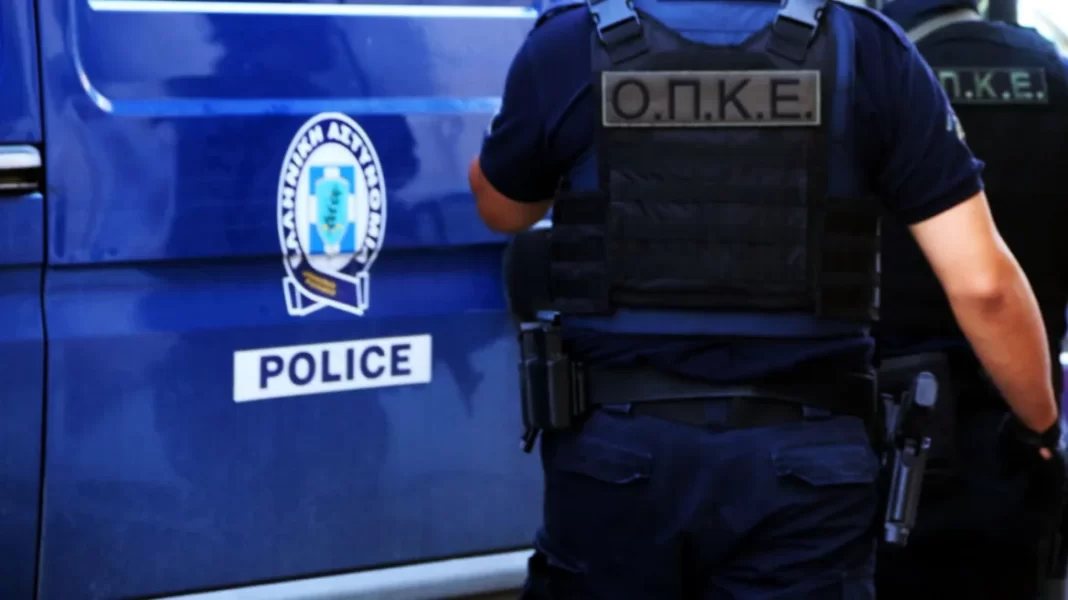 Φθορές σε όχημα της ΟΠΚΕ από πυροβολισμούς στο Ζεφύρι κατά τη διάρκεια έρευνας για τη δολοφονία του 8χρονου – Χειροπέδες σε 35χρονο