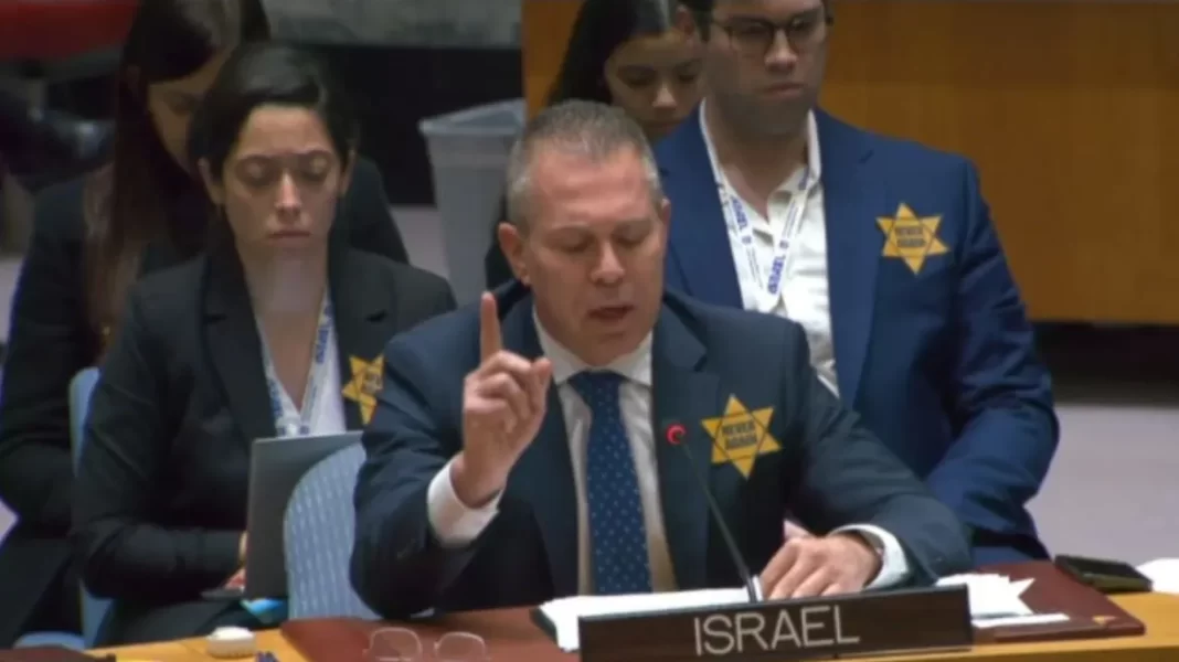 Ο πρεσβευτής του Ισραήλ στον ΟΗΕ καρφιτσώνει το κίτρινο αστέρι στο στήθος