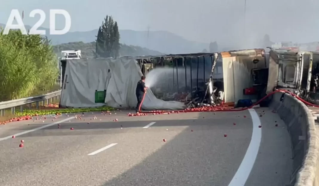 Φορτηγό τυλίχθηκε στις φλόγες και έκλεισε ο δρόμος (βίντεο)