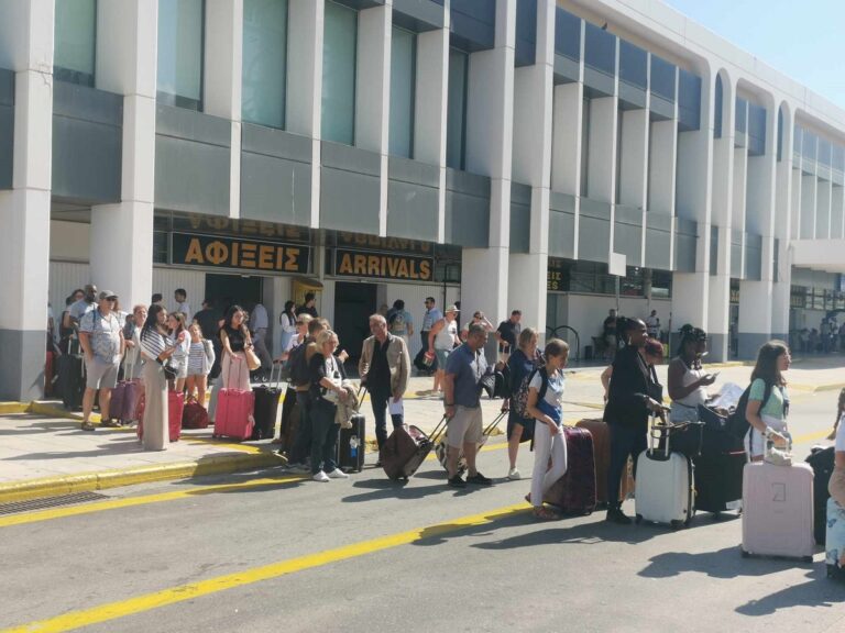 Ηράκλειο: Αύξηση στις αφίξεις τουριστών και τον Σεπτέμβριο στο αεροδρόμιο “Ν. Καζαντζάκης”