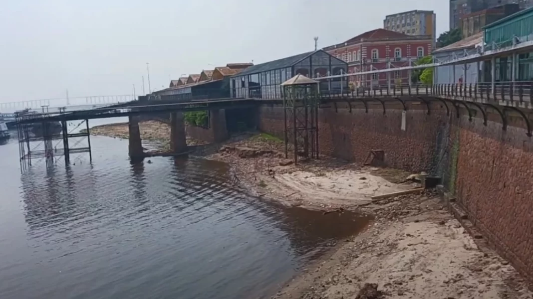 Αμαζόνιος: Πρωτοφανής ξηρασία – Στα χαμηλότερα επίπεδα εδώ και 121 χρόνια η στάθμη του νερού στο λιμάνι του Μανάους