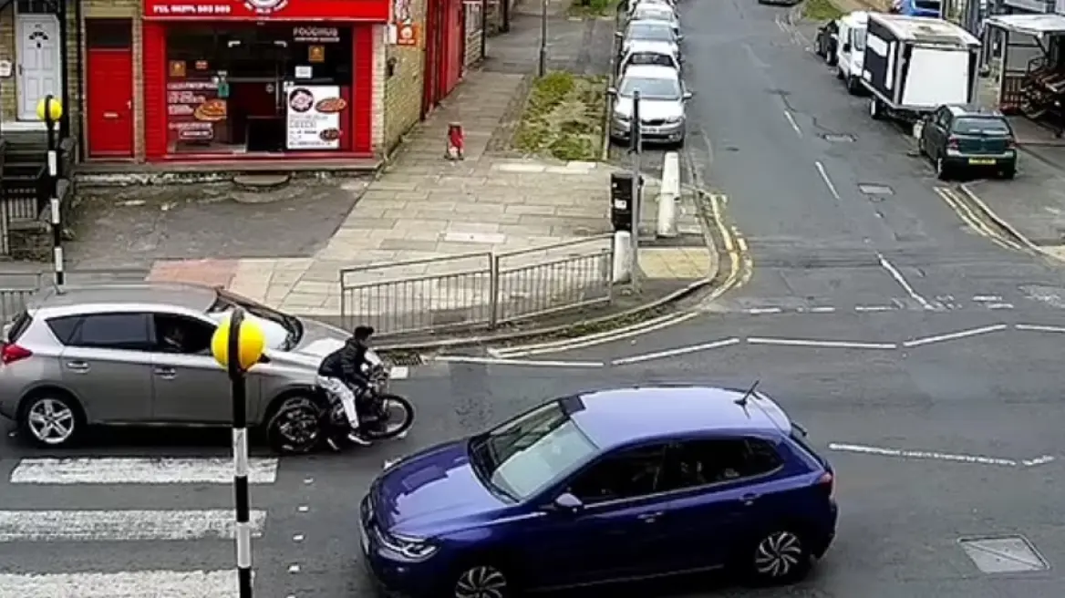 Βρετανία: Μία από τις «πιο επικίνδυνες διαβάσεις πεζών» αποκτά φανάρι μετά από χρόνια παραπόνων κι ένα… viral video