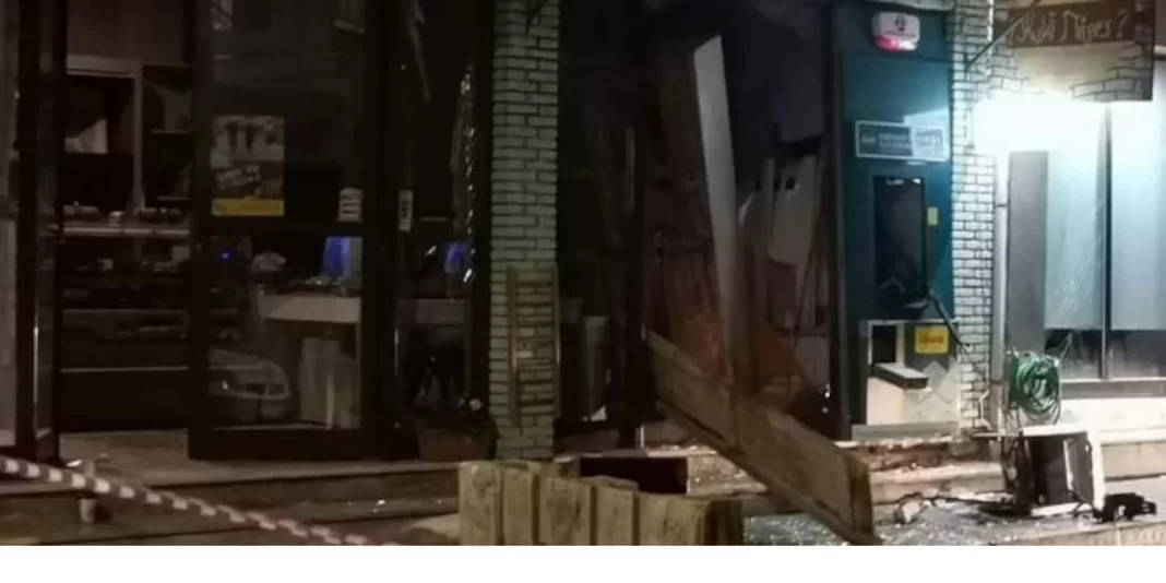 Άφαντοι με 240.000 ευρώ οι κουκουλοφόροι που ανατίναξαν ΑΤΜ σε φούρνο