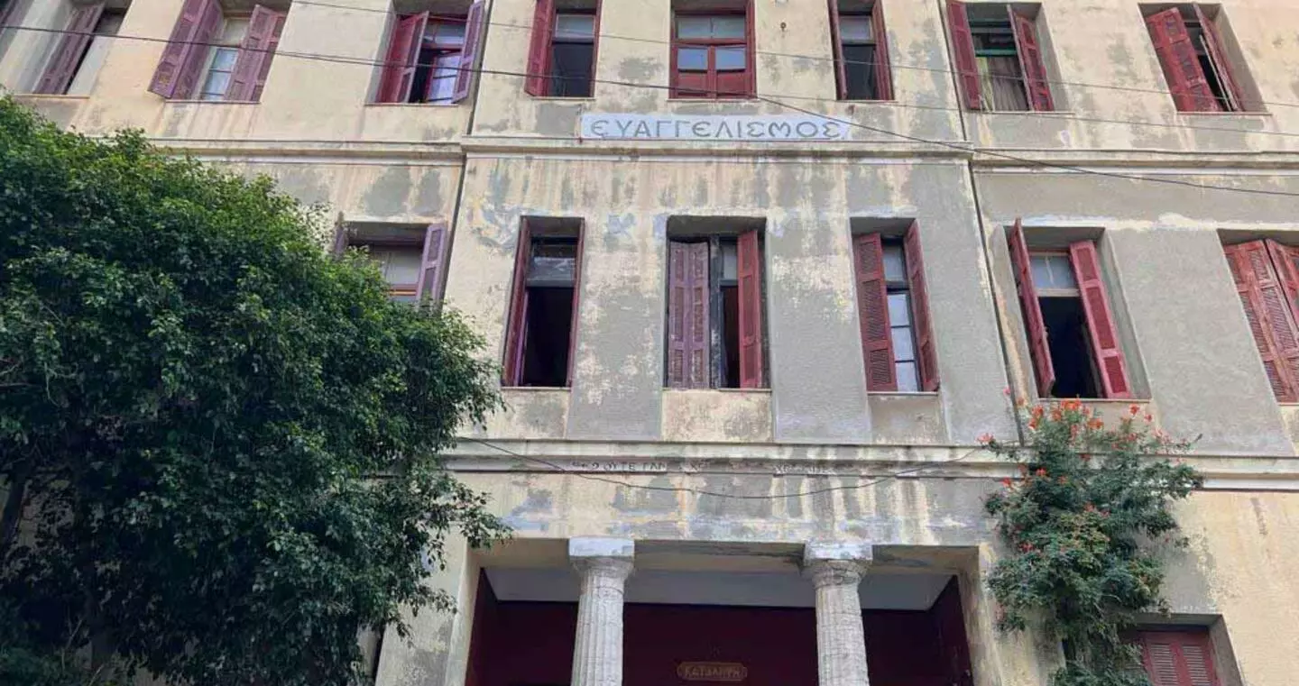 Καταδικάζει την έφοδο των αστυνομικών στον Ευαγγελισμό η ΕΛΜΕ
