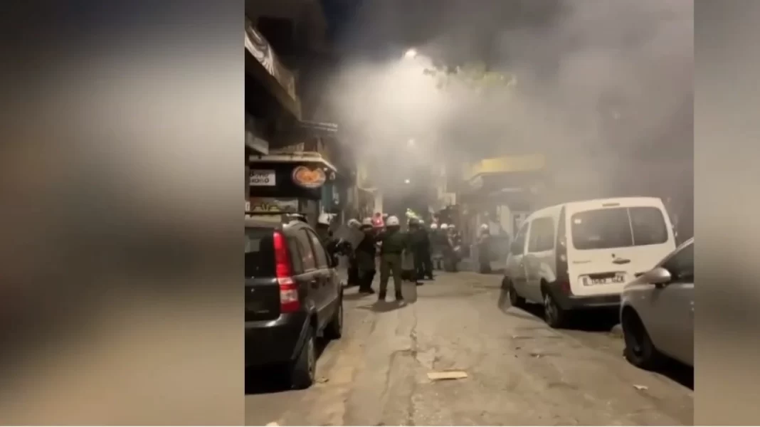 Κουκουλοφόροι επιτέθηκαν δύο φορές σε αστυνομικούς