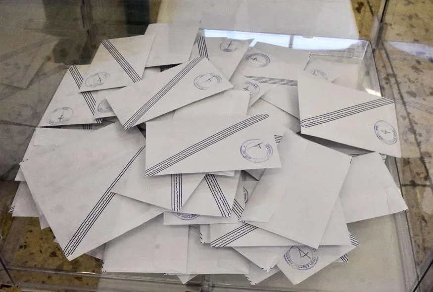 Απίστευτο περιστατικό – Μαζί με τα ψηφοδέλτια έριξε στην κάλπη φάκελο με 175 ευρώ!